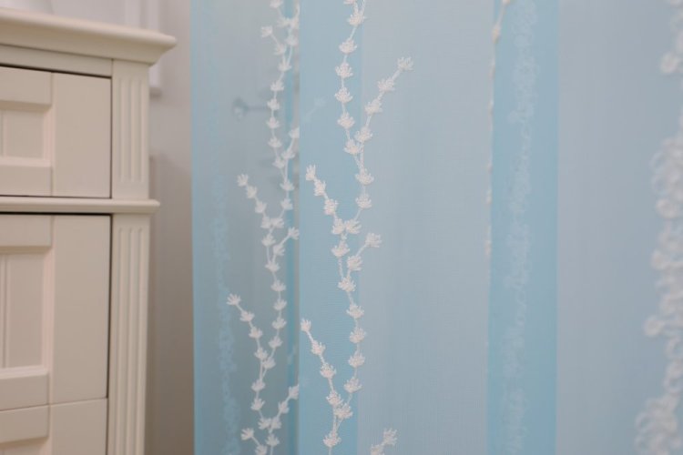 Hotová moderná závesová záclona Olympia, biela - modrá 145x250 cm